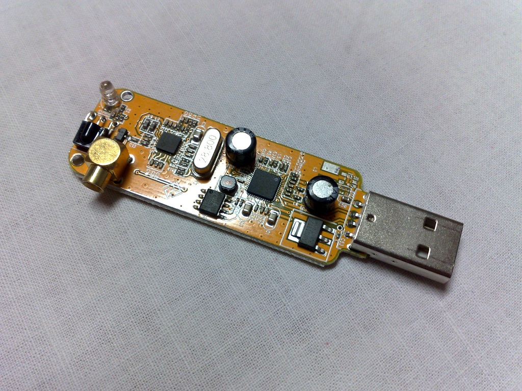 Carte électronique d'une clé USB RTL-SDR avec ses puces RTL2832U et R820T