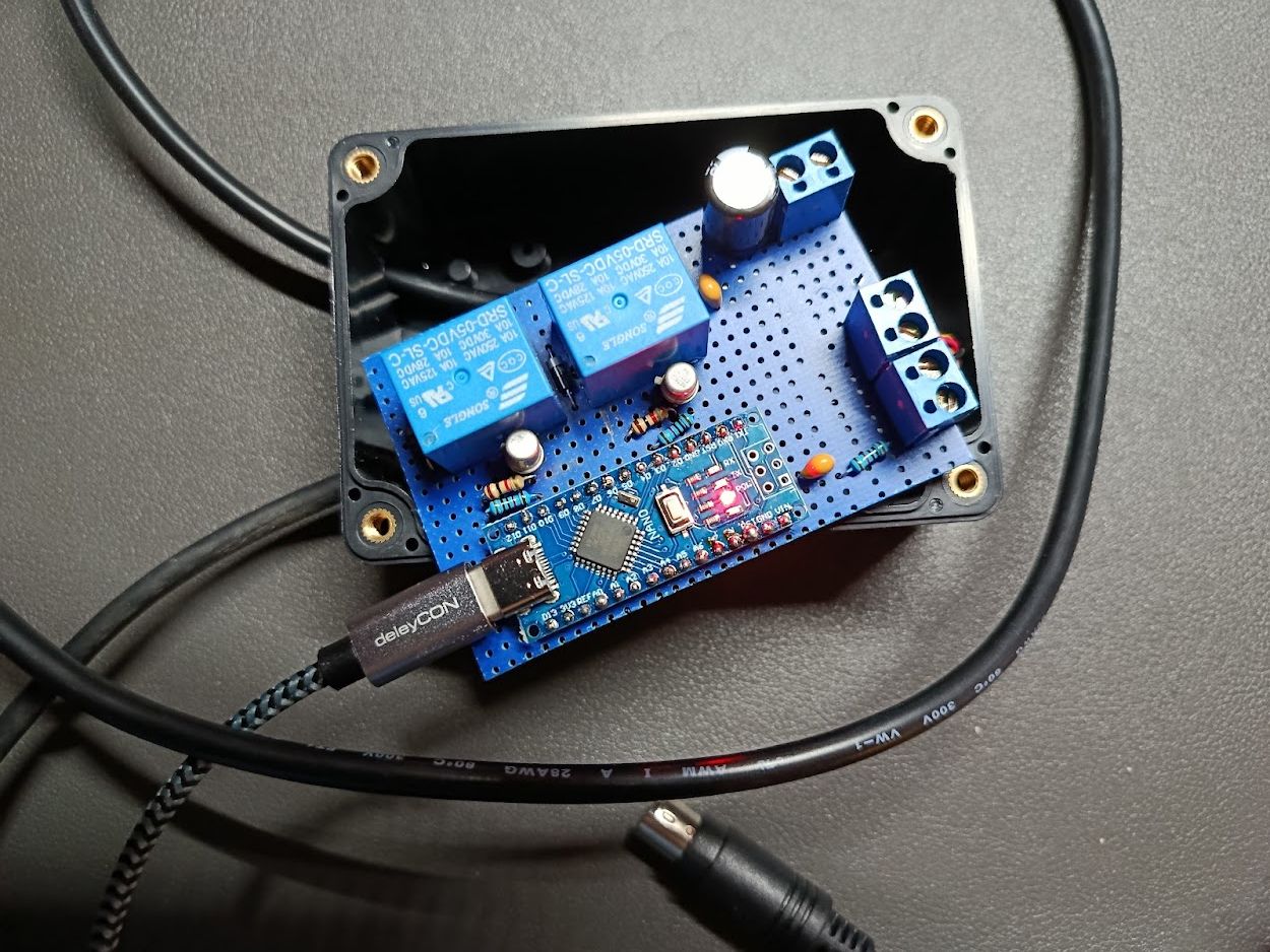 Le contrôleur de rotor terminé dans son boîtier : Arduino Nano USB-C, deux relais SRD et borniers à vis sur plaque à pastilles
